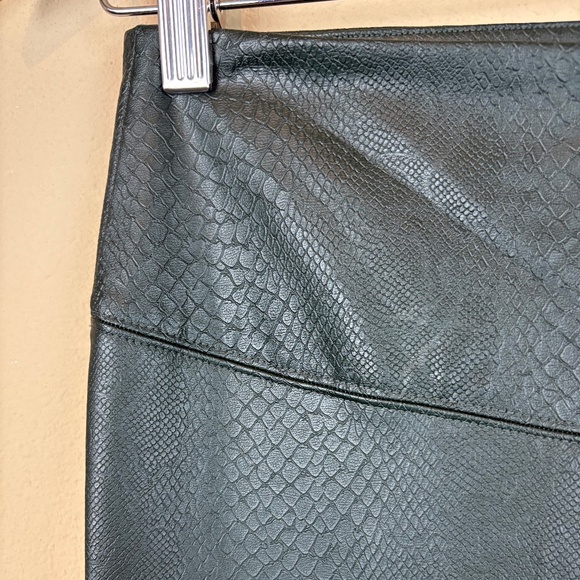 White House Black Market Runway Dark Green Faux Reptile Print Pull On Leggings - Picture 2 of 10